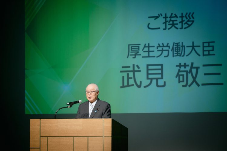 先輩世代のステージを間近で鑑賞した72才の武見敬三・厚生労働大臣