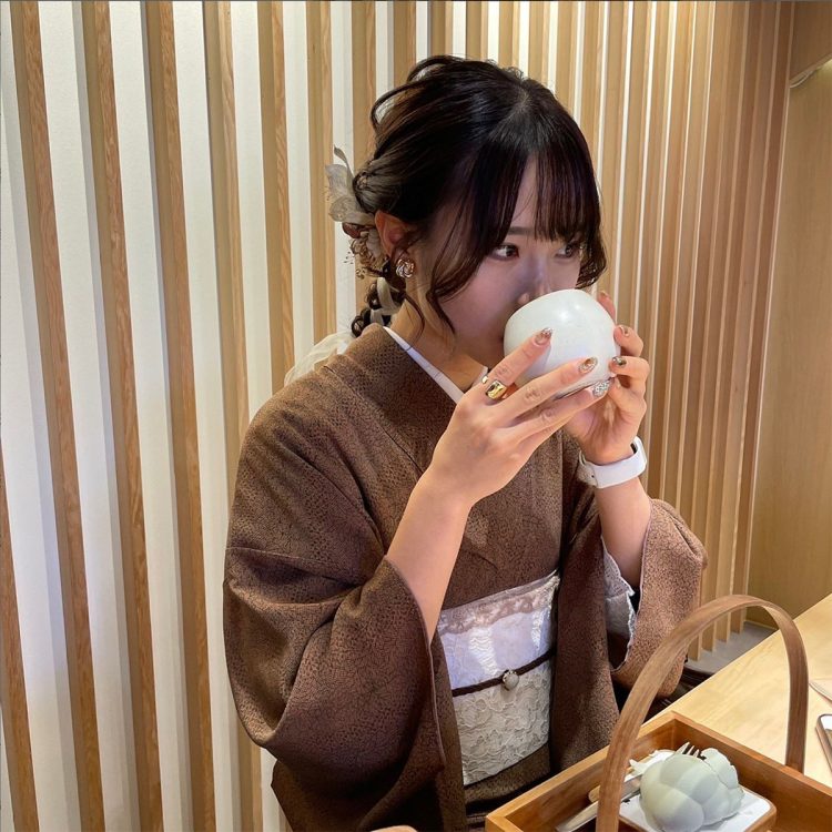 和装で飲茶（本人のInstagramより）