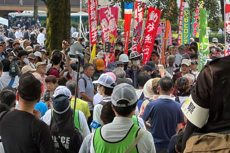 周囲の横断歩道ではぞろぞろ歩く活動家の影響で渋滞などが発生