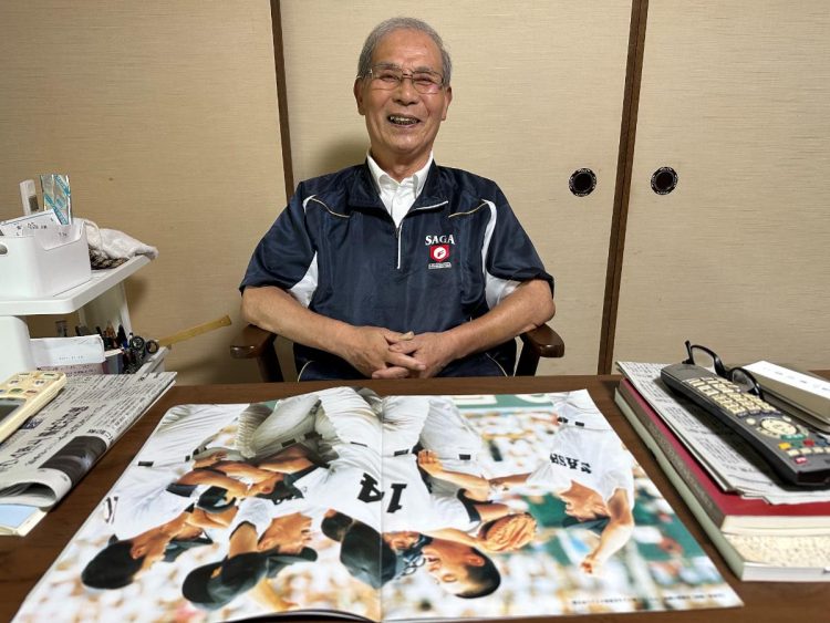 佐賀県高野連のウエアを着て取材に応じた83歳の田中氏