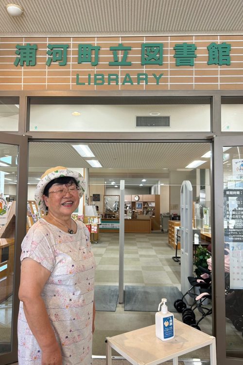 浦河町立図書館元館長の小野寺信子さん