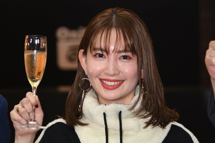 アパレルデザインだけでなく経営にもコミットしている小嶋陽菜（時事通信フォト）