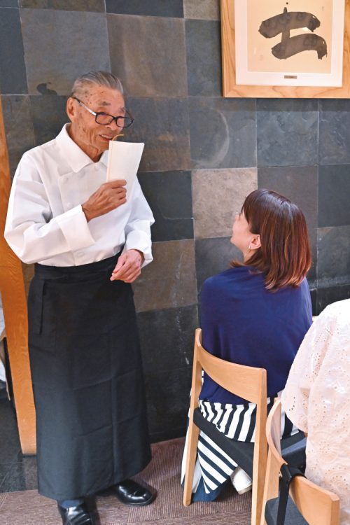 「93歳で活躍する姿に『私も頑張ろう』と力をもらいました」（広島県からの女性客）。撮影／太田真三