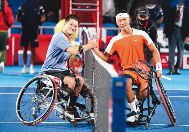 現役時代の国枝さん（左）は4戦全勝で小田選手に貫禄を見せた（写真＝SportsPressJP／AFLO）