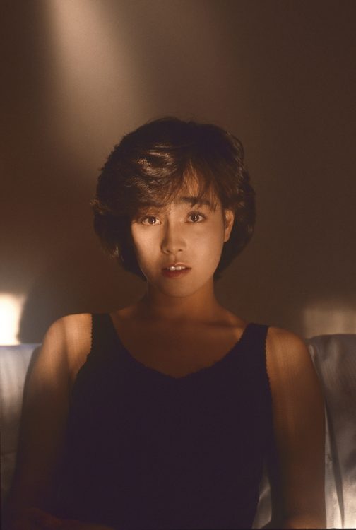 柏原芳恵（かしわばら・よしえ）／大阪府出身。1980年にシングル『No.1』で歌手デビュー。『ハロー・グッバイ』、『春なのに』、『最愛』などヒット曲多数（撮影／加納典明）