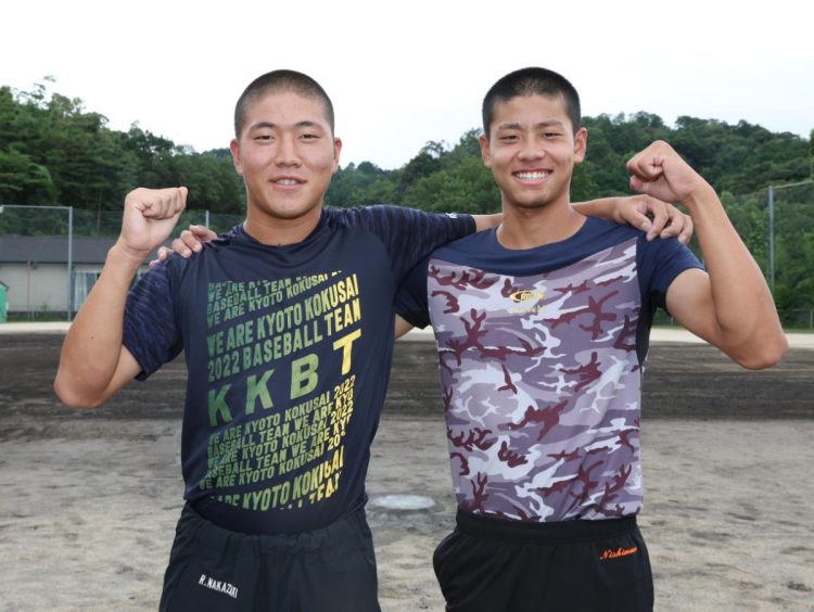 中崎琉生（左）と西村一毅はともにサウスポーとして高め合う