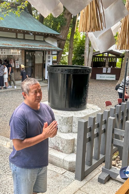 必勝・完治祈願をする西村修