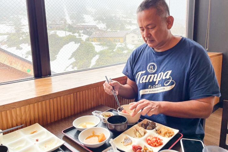 山奥の温泉地で湯治を行い、食事を行う西村修