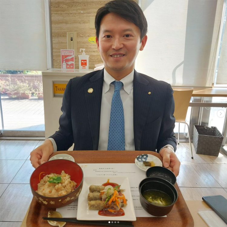 ご飯より知事にピントが合っている