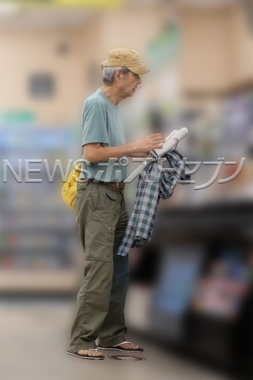 売店に立ち寄り、夕刊紙を購入