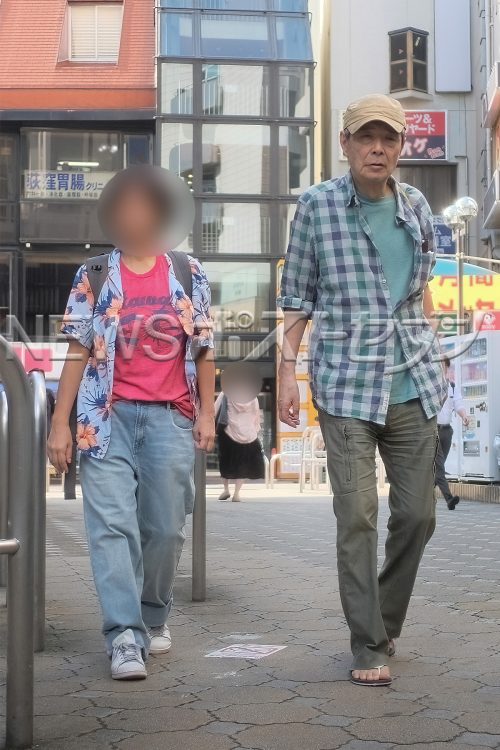 並んで歩く森本と女性