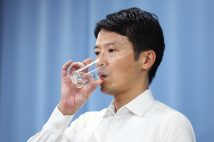 記者会見で水を飲む兵庫県の斎藤元彦知事（時事通信フォト）