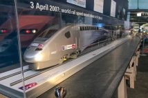 世界最先端の技術で「鉄道高速化」を実現してきたフランスのプライド　TGVが「574.8km/h」達成時には車両がセーヌ川をパレード