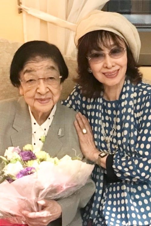 今年で98歳となったテレビプロデューサー、石井ふく子氏との2ショット（三田のブログより）