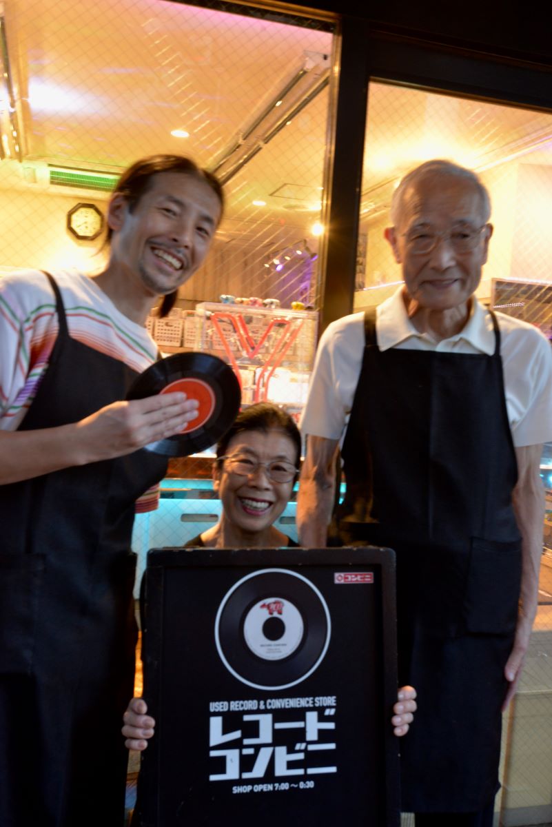 右から2代目・進藤敏雄さんと妻の祺子さん、3代目の康隆さん