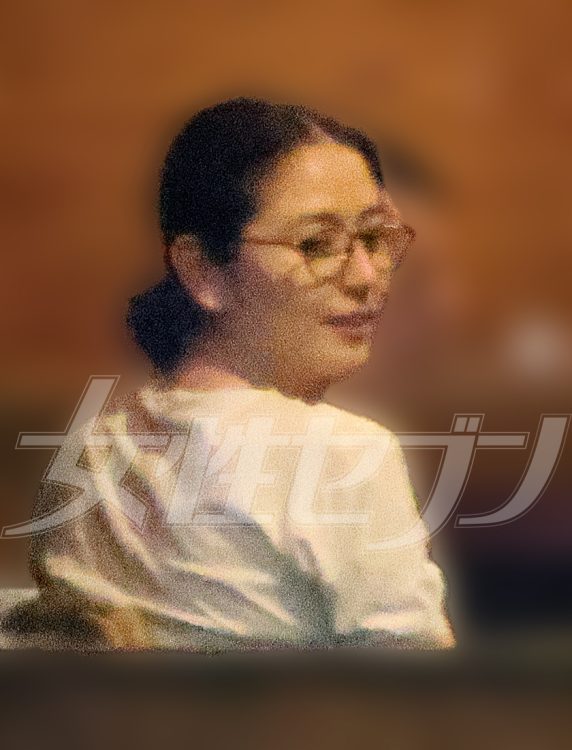 8月25日の夜には、松本潤の“別宅”とされるマンションに入る姿が目撃された