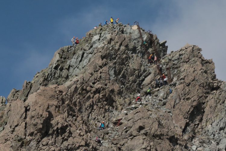 山頂を目指す登山客たち