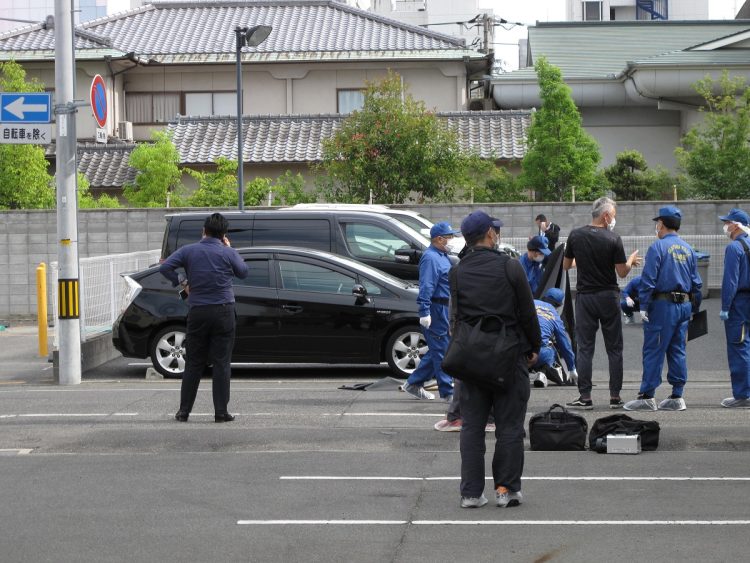 2020年5月にも特定抗争指定暴力団神戸山口組系池田組の幹部が銃撃されていた。組幹部が銃撃された事件で、現場付近を調べる捜査員。岡山市北区（時事通信フォト）