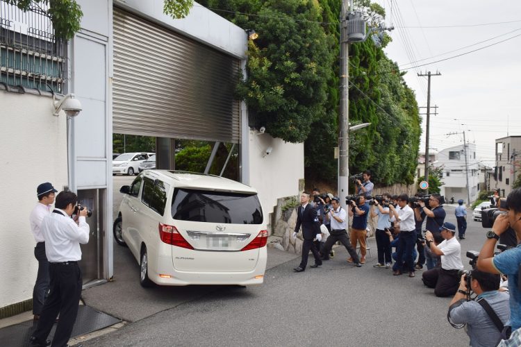 2015年9月、分裂状態となった指定暴力団山口組の総本部に入る組関係者の車両（時事通信フォト）