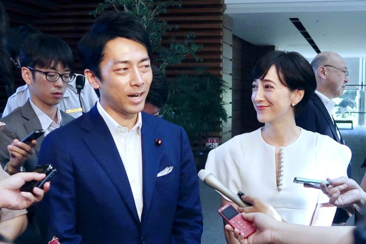 小泉進次郎氏（左）とともに注目が集まる夫人の滝川クリステル（写真／共同通信社）