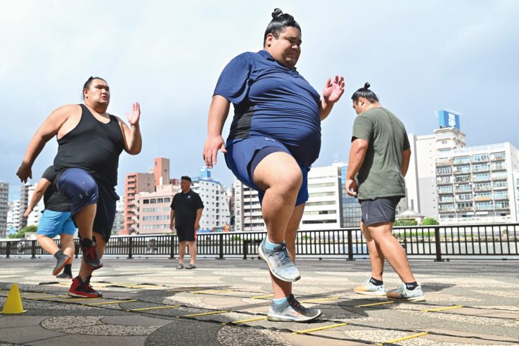 稽古は2部制。午前中は器具を使って敏捷性などを鍛える瞬発系トレーニングを行なう。将来的には専任コーチをつけたいという