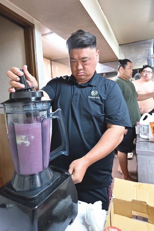 親方みずから調理場に立って朝食のスムージーを作る。ご飯にしないのは力士たちの支度時間の負担を軽減するため