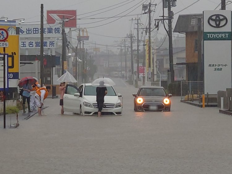 台風10号の影響で、冠水した道路で立ち往生する車両（時事通信フォト）