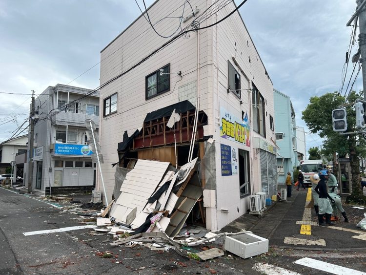 台風10号による突風の影響で、外壁や窓ガラスなどに被害を受けた建物（時事通信フォト）