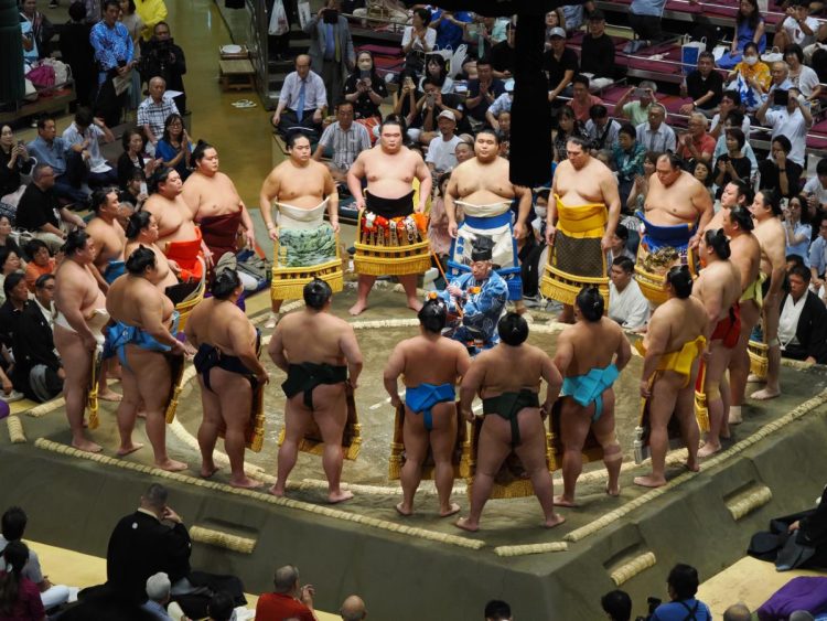 幕内土俵入りにも熱視線。館内は半袖の観客の姿も目立つ