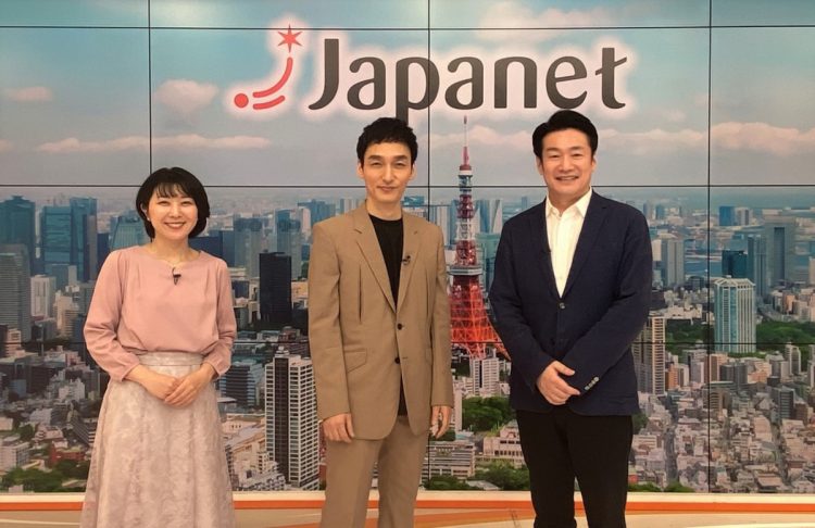 「ジャパネットたかた」のテレビショッピング内で主演映画『碁盤斬り』をPRした草なぎ（事務所HPより）