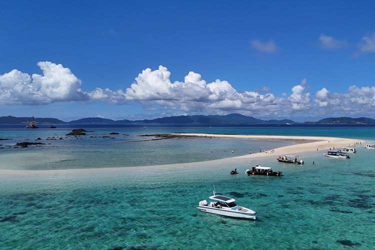 幻の島（浜島）。写真下部の白い船がSHINOBUの船