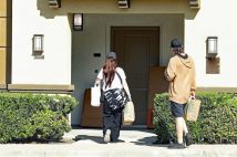 買い物帰りの水原一平被告（右）と妻（写真／AFLO）