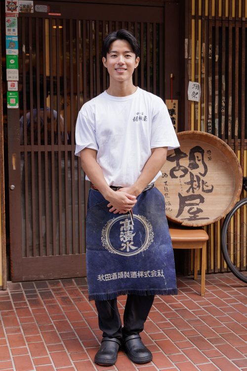 東京・四谷の和食料理店「胡桃屋」で働いている