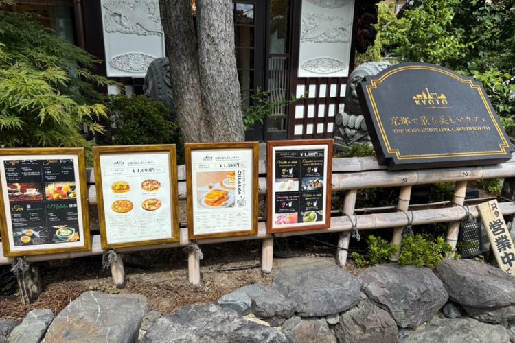 嵯峨嵐山駅の近くで無許可でシャトレーゼのケーキが提供されていたカフェA