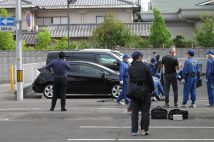 2020年5月30日、池田組幹部が銃撃された事件で、現場付近を調べる捜査員。岡山市北区（時事通信フォト）