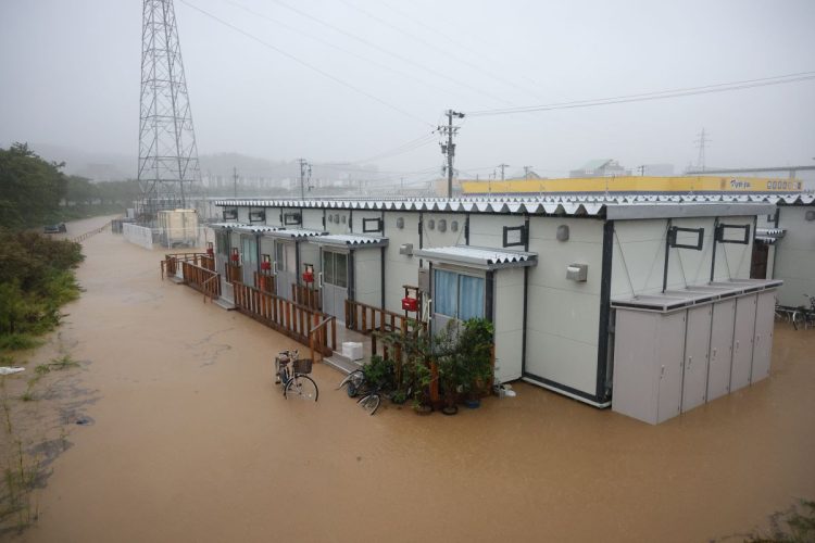 浸水した仮設住宅の様子（時事通信フォト）