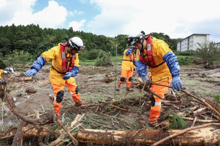 懸命な救助活動が行われている（写真／時事通信）