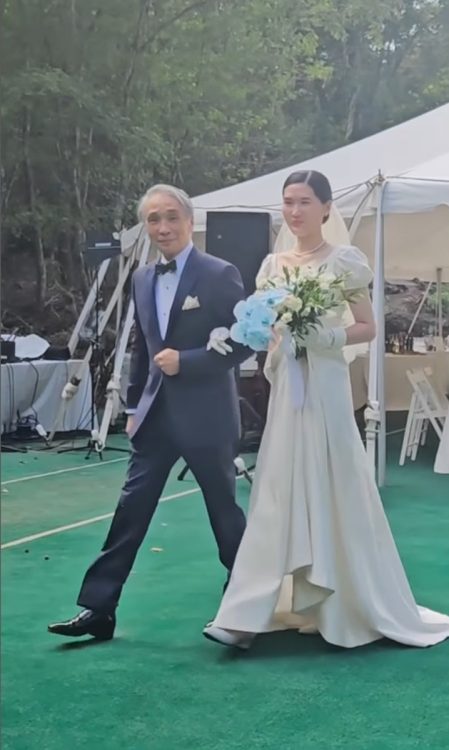 結婚式を行った女優の堺小春。隣は父の堺正章（堺小春のInstagramより）