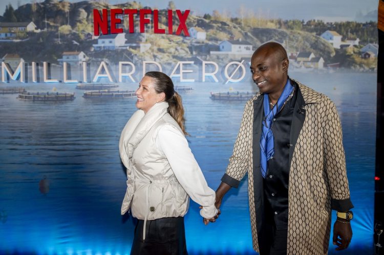 結婚後に夫婦でNetflixイベントのレッドカーペットに登場したノルウェーのマッタ・ルイーセ王女（左）と自称シャーマンのデュレク・ベレット氏（NTB Scanpix/時事通信フォト）