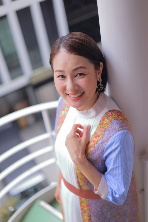 ろう者女優の忍足亜希子