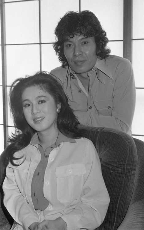 結婚報告会見を行った郷さん（上）とちあきなおみ。（1978年）