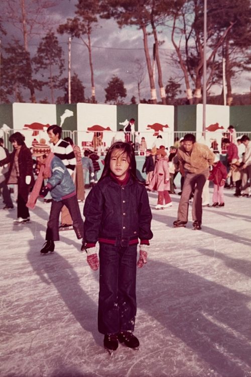 中学部時代の写真には今も面影が残る忍足亜希子