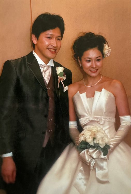 忍足さん39歳のとき、三浦剛さん（左）との結婚式での一枚