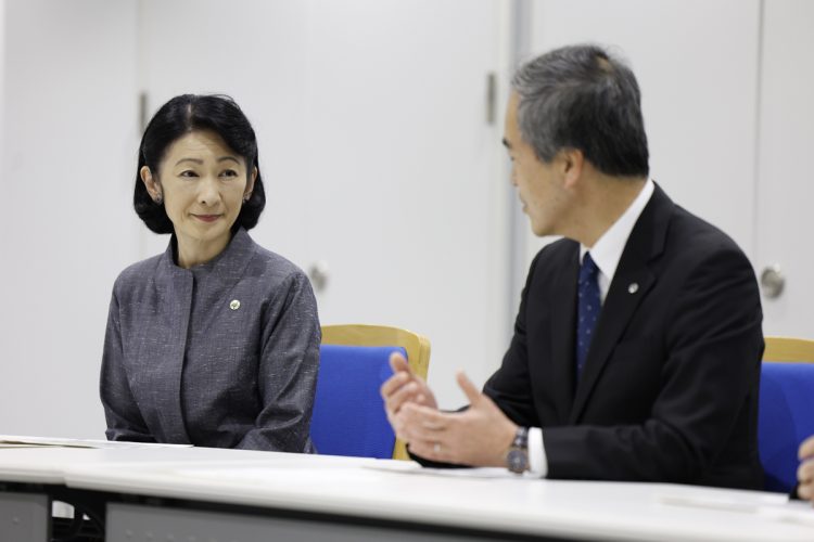 お話を聞く紀子さま（写真／時事通信フォト）