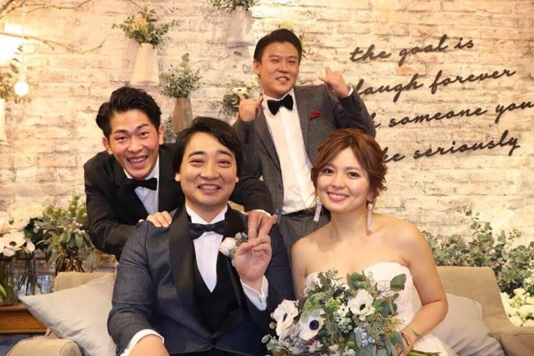 結婚式でのジャンポケ3人と瀬戸の集合写真（瀬戸サオリのインスタグラムより）