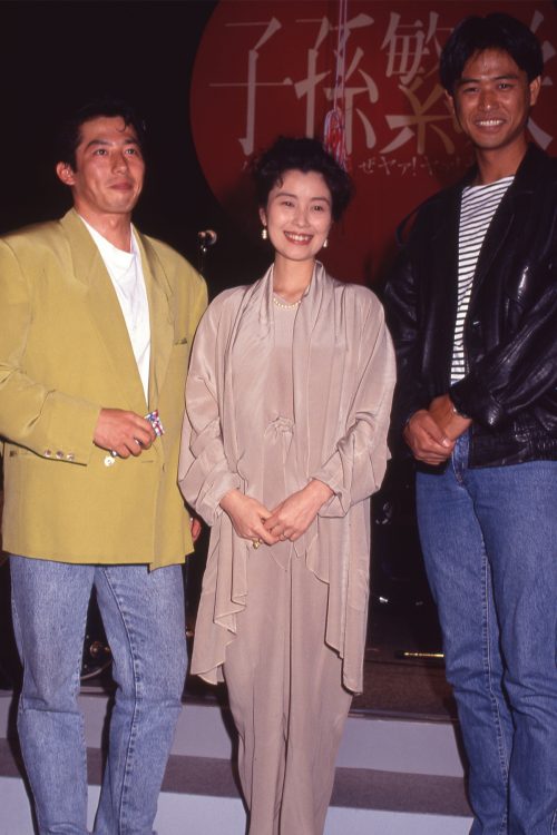 時任三郎と真田広之の合同披露宴パーティーの様子（中央は女優の手塚理美）