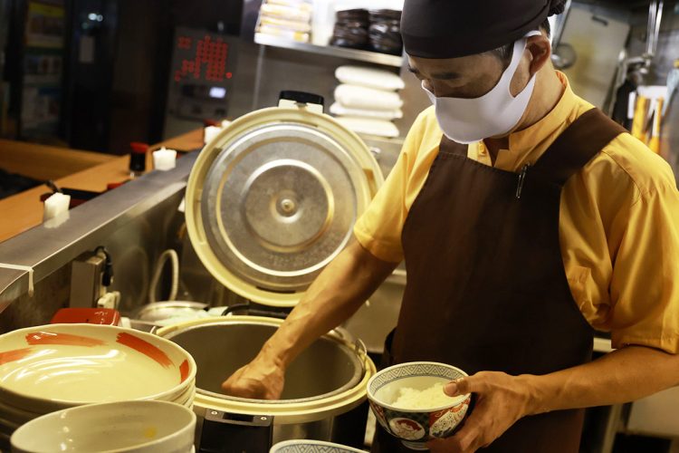 佐藤社長は40年以上牛丼を作り続けている