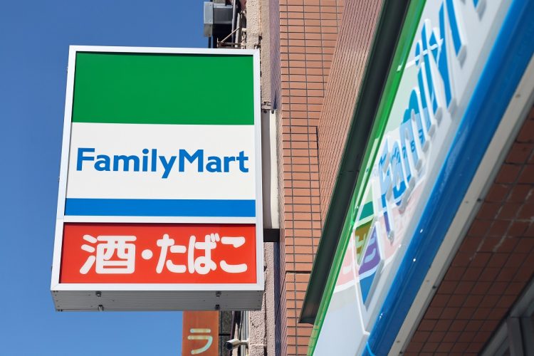 ファミリーマートは約7000店舗に設置されているイートインを順次、売り場に転換すると発表した（時事通信フォト）