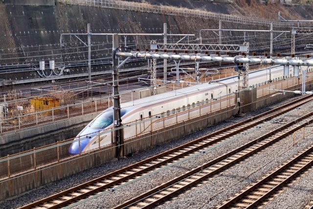 日暮里駅の東西を結ぶ跨線橋の下御隠殿橋から見る新幹線。橋の中ほどにトレインミュージアムと呼ばれるバルコニーが設置されている（イメージ）
