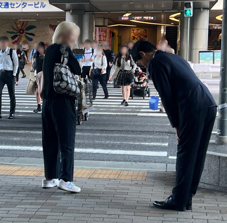 失職直後から駅前での辻立ちを始めていた